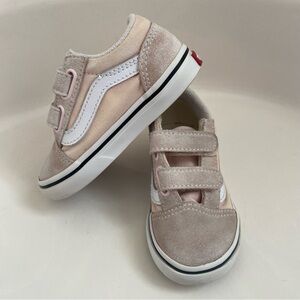 Vans Toddler Old Skool V sneakers in a light pink and suede, 6.5